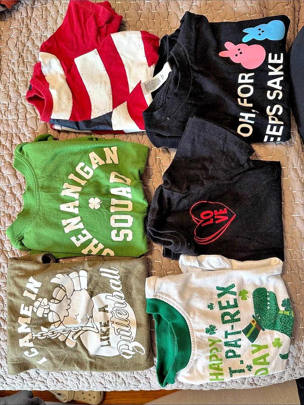 Toddler 2T holiday Graphic Tee Lot in Green & Black
